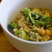 Garlicky Quinoa and Garbanzo Bean Salad Recipe