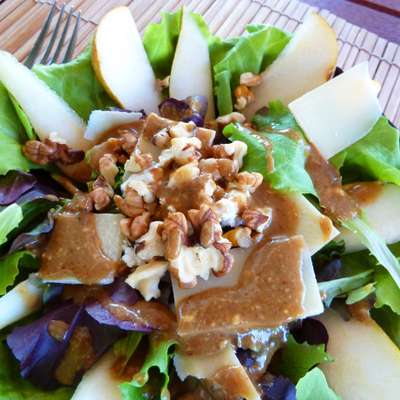 Baby Greens With Pears, Gorgonzola and Pecans - RecipeNode.com