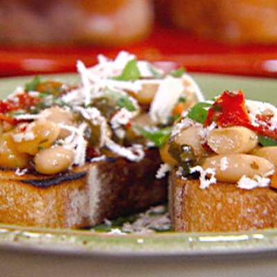 Bruschetta with White Beans, Sun-dried Tomatoes and Basil - RecipeNode.com