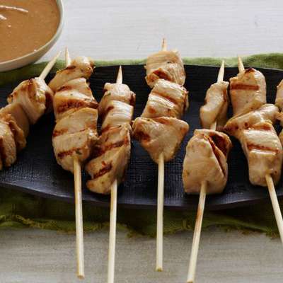 Chicken Sate with Spicy Peanut Dipping Sauce - RecipeNode.com