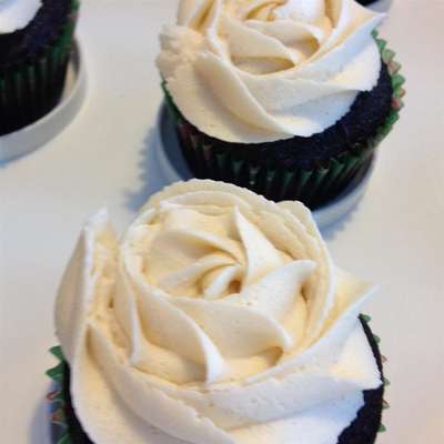 Chocolate Beer Cupcakes With Whiskey Filling And Irish Cream Icing - RecipeNode.com