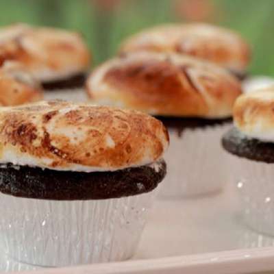 Chocolate Cupcakes with Burnt Orange Marshmallows - RecipeNode.com