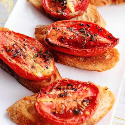 Crostini with Thyme-Roasted Tomatoes - RecipeNode.com
