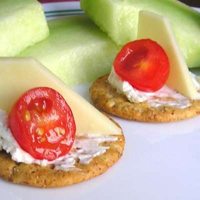 Emily's Cheese and Tomato Cracker Appetizer - RecipeNode.com