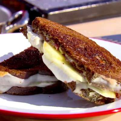 Fontina and Mozzarella Grilled Cheese with Bacon and Honey Crisp Apples - RecipeNode.com