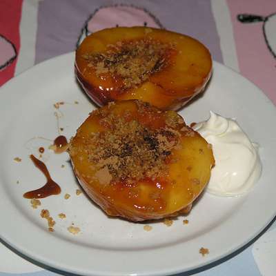 Fried Peaches With Honey, Cinnamon, Pistachio and Breadcrumbs - RecipeNode.com
