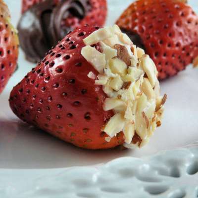 Linda's Cheesecake-Stuffed Strawberries - RecipeNode.com