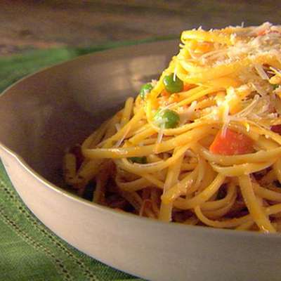 Pasta with Tomato and Peas - RecipeNode.com