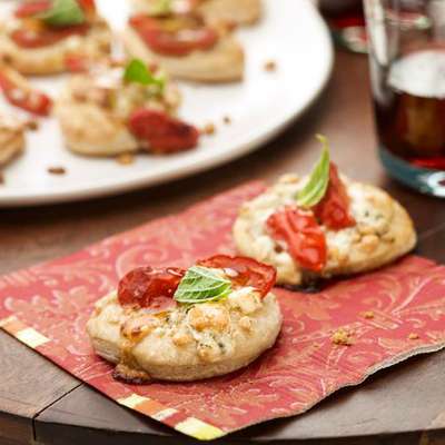 Pizzette with Gorgonzola, Tomato and Basil - RecipeNode.com