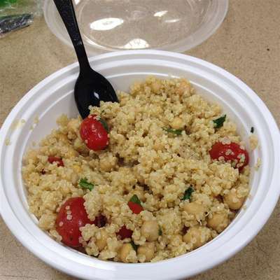 Quinoa with Chickpeas and Tomatoes - RecipeNode.com