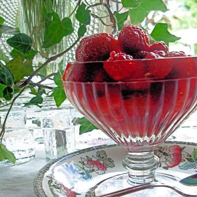 Rosy Rosé Berries: Strawberries and Raspberries in Wine - RecipeNode.com