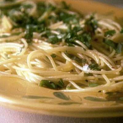 Spaghetti with Garlic, Olive Oil and Red Pepper Flakes - RecipeNode.com