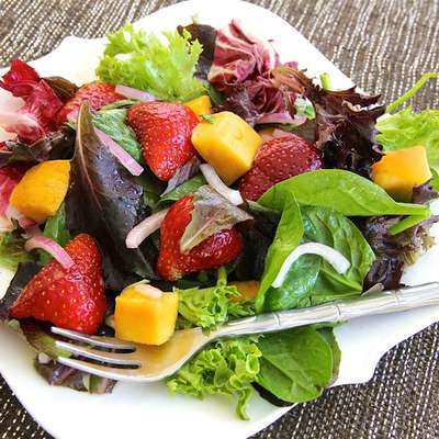 Strawberry-Mango Mesclun Salad - RecipeNode.com