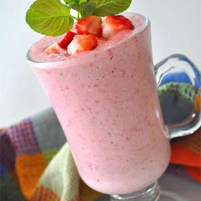 Strawberry Oatmeal Breakfast Smoothie - RecipeNode.com