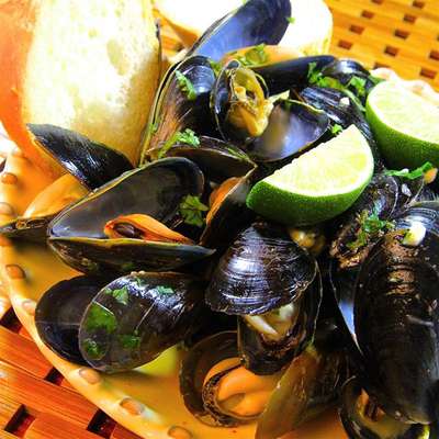 Thai Steamed Mussels - RecipeNode.com