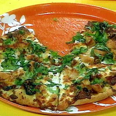 The Only Pizza You'll Ever Want Again: Chicken, Sun Dried Tomato, Broccoli, Ricotta, Mozzarella and Basil - RecipeNode.com