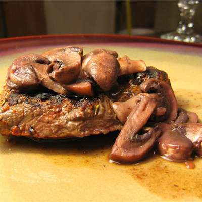 Thyme-Rubbed Steaks with Sauteed Mushrooms - RecipeNode.com