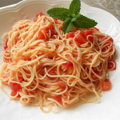 Tomato and Garlic Pasta - RecipeNode.com